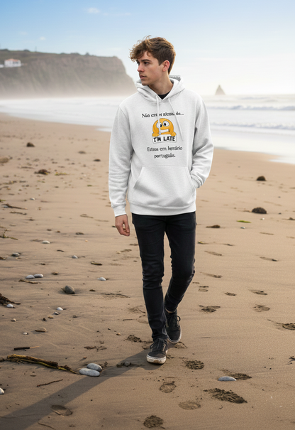 Sweat capuz “Estou em Horário Português” – Humor 100% Nacional | Conforto + Estilo + Personalidade