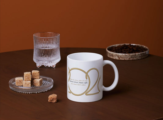 Caneca “Menos Stress, Mais Café” 2026 – Cerâmica Branca | Sublimação