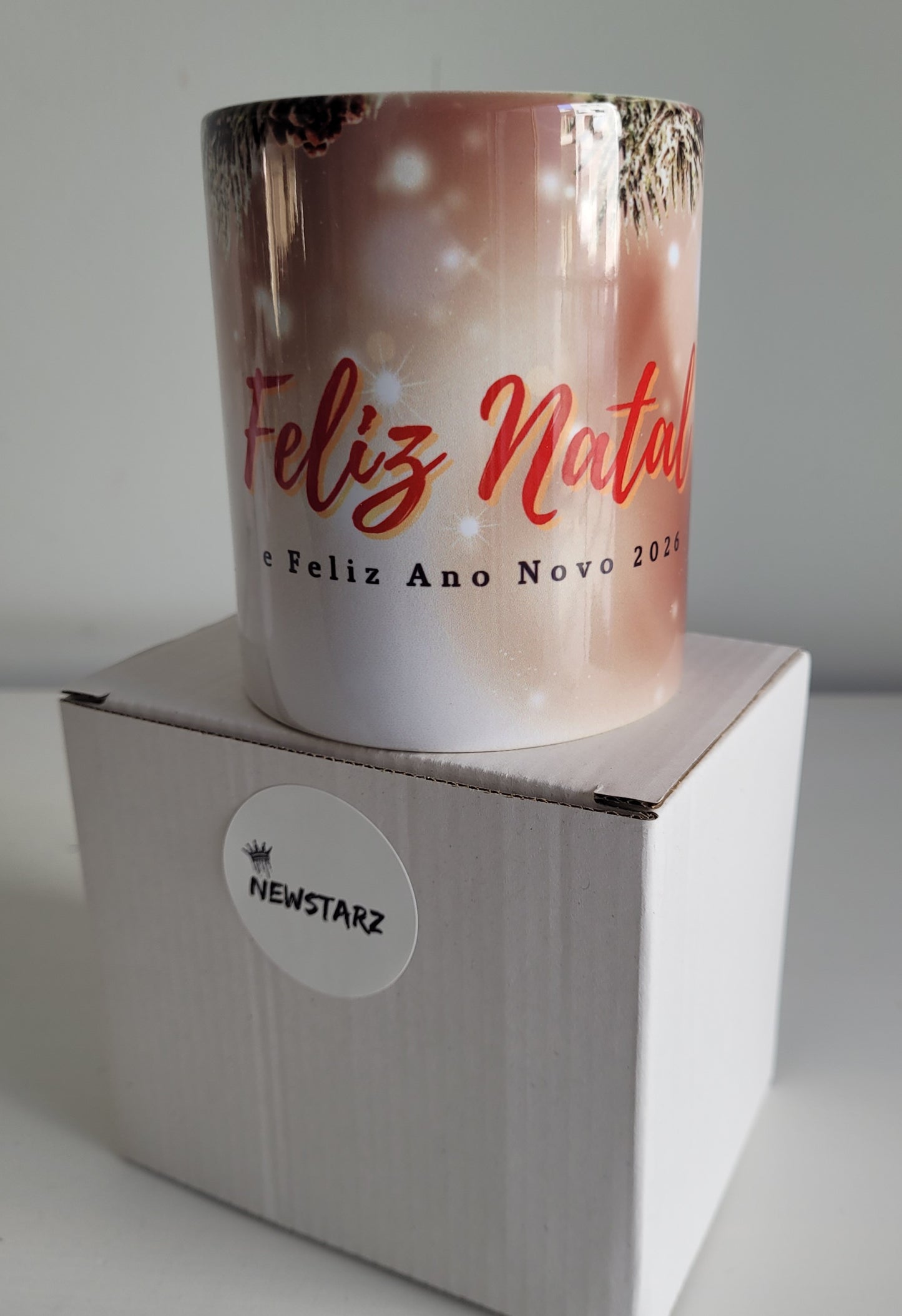 Caneca “Feliz Natal” Fundo Vermelho | Cerâmica Branca | Sublimação