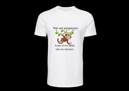 T-shirt personalizado Não sou preguiçoso. Estou só em modo ‘não me chateies’.”  – Algodão 190 g/m², personalizável frente ou verso (P15)