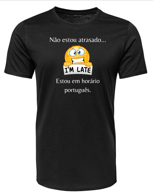T-shirt personalizado “Não estou atrasado… Estou em horário português.”  – Algodão 190 g/m², personalizável frente ou verso (P16)